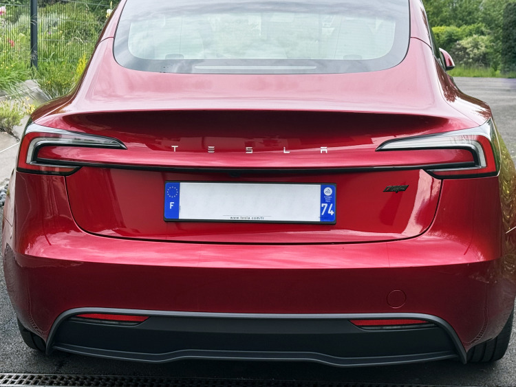 Baguette de coffre noire compatible avec Tesla Model 3 Highland (apr&egrave;s 09/2024)